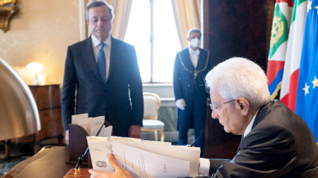 Италианският президент Серджо Матарела подписва в присъствието на подалия оставка като премиер Марио Драги(прав вляво), Palazzo del Quirinale, Рим, Италия, 21 юли 2022 г.