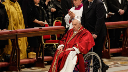 Папа Франциск отслужи литургия за католическия Разпети петък, за която пристигна в инвалидна количка.