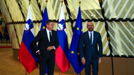 Президентът на Словения Борут Пахор (вляво) и председателят на Европейския съвет Шарл Мишел на среща в централата на Европейския съвет в Брюксел, 4 юни 2021 г.