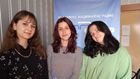 Теа, Михаела и Магдалина (от ляво надясно) от Клуба по речи и дебати в езиковата гимназия във Видин. 