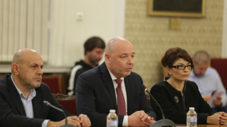 Кандидатът за министър-председател на ГЕРБ Николай Габровски (в центъра) с Томислав Дончев и Десислава Атанасова по време на срещата с представителите на БВ - 8 декември 2022 г.