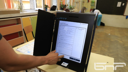 Районната избирателна комисия в Добрич полицията и прокуратурата са уведомени