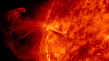 Снимка, предоставена от Обсерваторията на НАСА за слънчева динамика (SDO), показва слънчево изригване през  април 2016 г.

