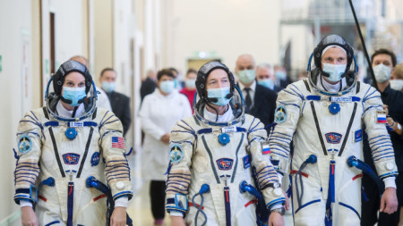 Сергей Куд-Сверчков, Сергей Рижков и Кайтлин Рубинс (отдясно наляво) ще поемат дежурството на МКС