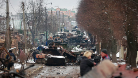 Останки от руски военни машини на улица в Буча недалеч от Киев, 1 март 2022 г.