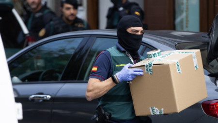 Изземване на доказателствен материал при един от 10-те претърсени адреса в Каталуния.