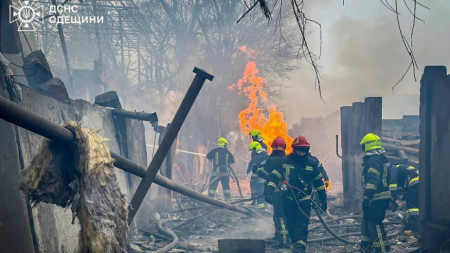 Украински спасители работят на мястото на повреден обект от гражданската инфраструктура след двойна ракетна атака в Одеса, 15 март 2024 г. 