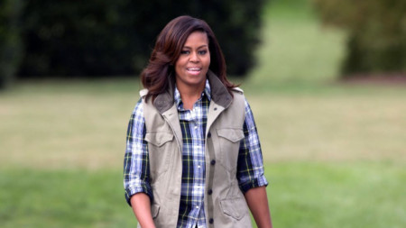 Мишел Обама на източната поляна на Белия дом, където зася и поддържаше зеленчукова градина
