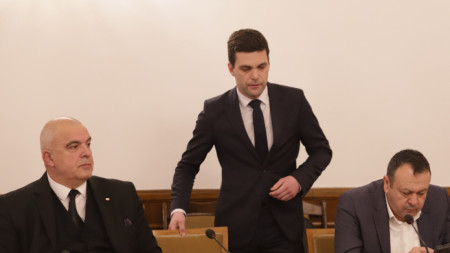 Отляво надясно - Маноил Манев, Никола Минчев и Хамид Хамид по време на заседание на Временната парламентарна комисия по случая 