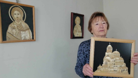 Дора Димчева представя идложба с творби от сламки.