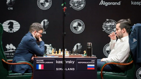 Вашие-Лаграв (вляво) нанесе първо поражение на Непомняшчи.