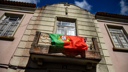 Португалският флаг се развява на балкон в град Авейро.