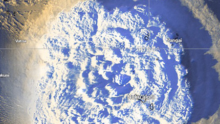 Сателитно изображение показва изригването на вулкана Хаапай, разположен в южно-тихоокеанското кралство Тонга, 15 януари 2022 г.