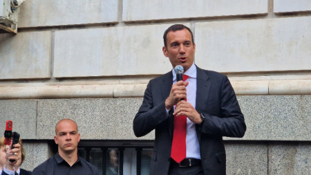 Кметът на столицата Васил Терзиев пред протестиращите в негова подкрепа пред сградата на Столичната община - 19 май 2025 г . 
