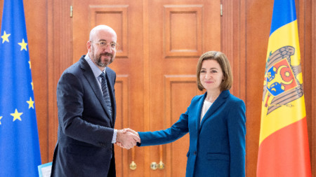 Президентката на Молдова Мая Санду (вдясно) и председателят на ЕС Шарл Мишел 