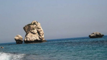 Скалата на Афродита в Кипър, където според легендата богинята се е родила от морската пяна