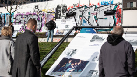 Информационни табла със снимки като част от изложбата „Да си върнеш града“ в Берлин, която е едно от мероприятията за отбелязване на 30-годишнината от падането на Берлинската стена. 