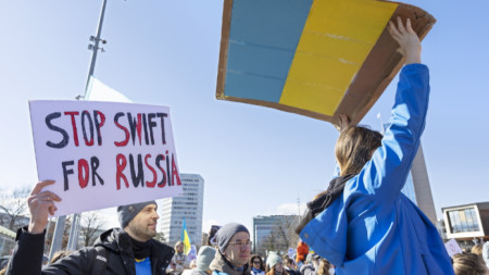 Изключването на Русия от международната банкова система SWIFT ще означава