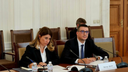 Министърът на икономиката и индустрията Петър Дилов по време на  изслушването в Комисия по икономическа политика и иновации в НС.