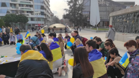 Над 100 души се включиха в Бургас в  антивоенно шествие