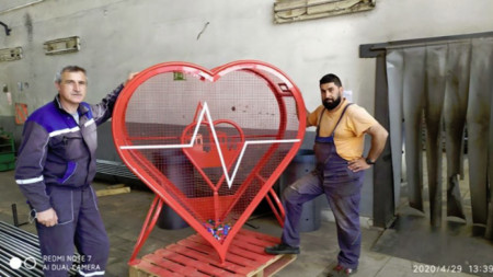 Диджей Бисер Борисов - DJ BILLY /вдясно/ и негови приятели изработиха метално сърце за пластмасови капачки.
