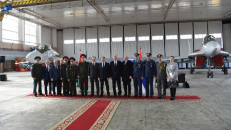 Церемонията по предаването на 4-те изтребителя МиГ-29 на Сърбия в беларуската ВВС база в Барановичи.