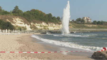 Унищожаване на противопехотната мина край централния плаж на Царево