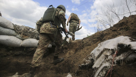 Украински войници патрулират край фронтовата линия в района на Донецк, 28 април 2022 г.