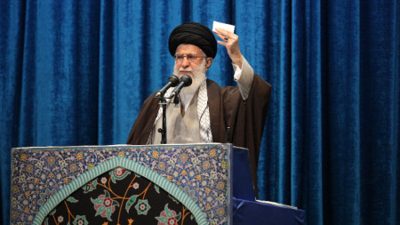 Али Хаменей по време на петъчната молитва.