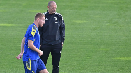 Треньорът на Ювентус Алегри дава наставления на нападателя Кулушевски на последното занимание.