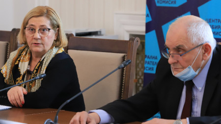 Таня Цанева и Димитър Димитров на пресконференцията на ЦИК на 25 февруари.