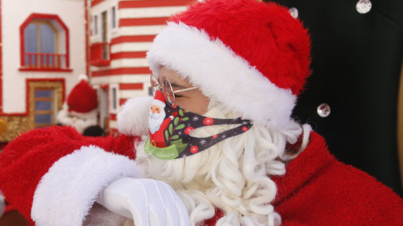 Дядо Коледа поздравява в условия на пандемични мерки.