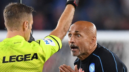 Давиде Маса показва червен картон Лучано Спалети в края на мача Рома - Наполи. 