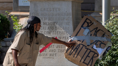 Протестиращ пред монумента на Конфедерацията 