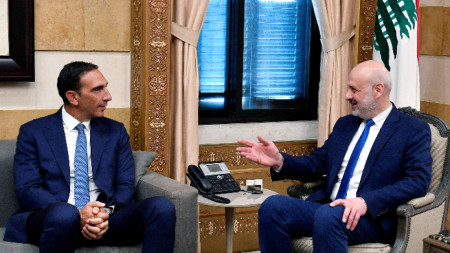 Кипърският вътрешен министър Константинос Йоану (вляво) в разговор с ливанския си колега Басам Малуаи