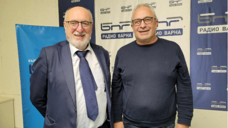 Двамата историци в студиото на Радио Варна