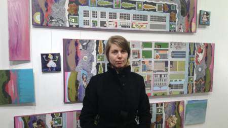 Радка Стоева сред свои творби в галерия „Май“ в Сливен.