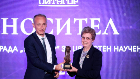 Министърът на образованието и науката Красимир Вълчев и носителката на Голямата награда „Питагор“ за цялостен принос в науката проф. Радостина Стоянова от Института по обща и неорганична химия към БАН.