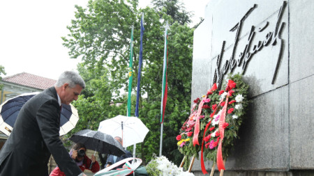 На 1 юни премиерът Стефан Янев поднесе цветя на паметника на Ботев във Враца по повод 145-ата годишнина от подвига на великия българин и неговата чета.