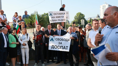 Депутати от различни политически сили присъстват на протест под наслов „Доспат не сте сами - Свобода за Доспат