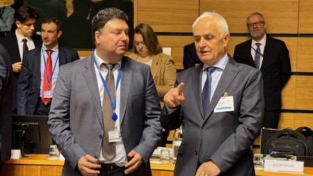 Министърът на отбраната Атанас Запрянов (вдясно) на Съвет „Отбрана“ и „Външна политика“ - Люксембург, 22 април 2024