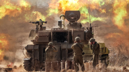Израелски бойци на позиция в южната част на страната край границата с Газа.