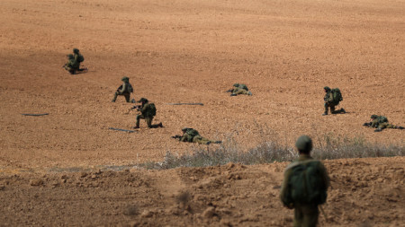 Израелски бойци на позиция в южната част на страната, 10 октомври 2023 г.