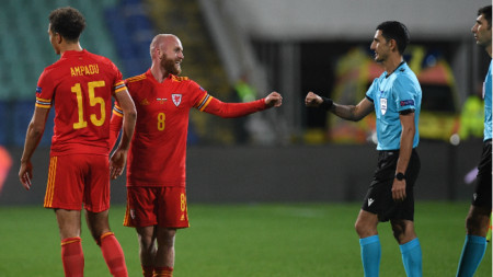 Агаев се поздравява с футболист на Уелс след мача с България в София.