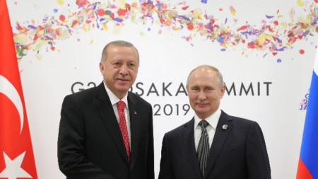 Президентите на Турция Реджеп Тайип Ердоган (вляво) и на Русия Владимир Путин по време на срещата на Г-20 в Осака