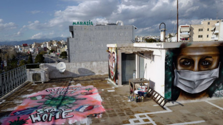 Графити, вдъхновени от коронавируса, нарисувани от 16-годишно момче на терасата на дома му в Атина.