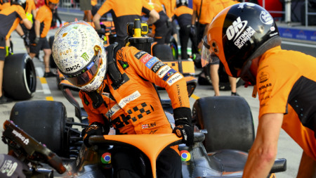 Британецът Ландо Норис с МакЛарън даде най-добро време във втората свободна тренировка преди неделното Гран при във Формула 1, 13-и кръг за сезона.