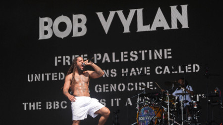 Боб Вилан на сцената West Holts по време на фестивала Glastonbury в Съмърсет, Англия, 28 юни 2025 г.