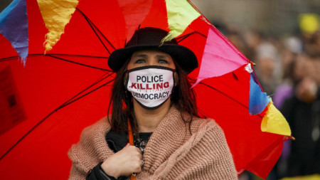 Жена участва в протест срещу Covid мерките в Амстердам, 28 март 2021 г.