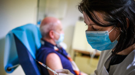 Дания спира програмата си за Covid ваксинация след като властите